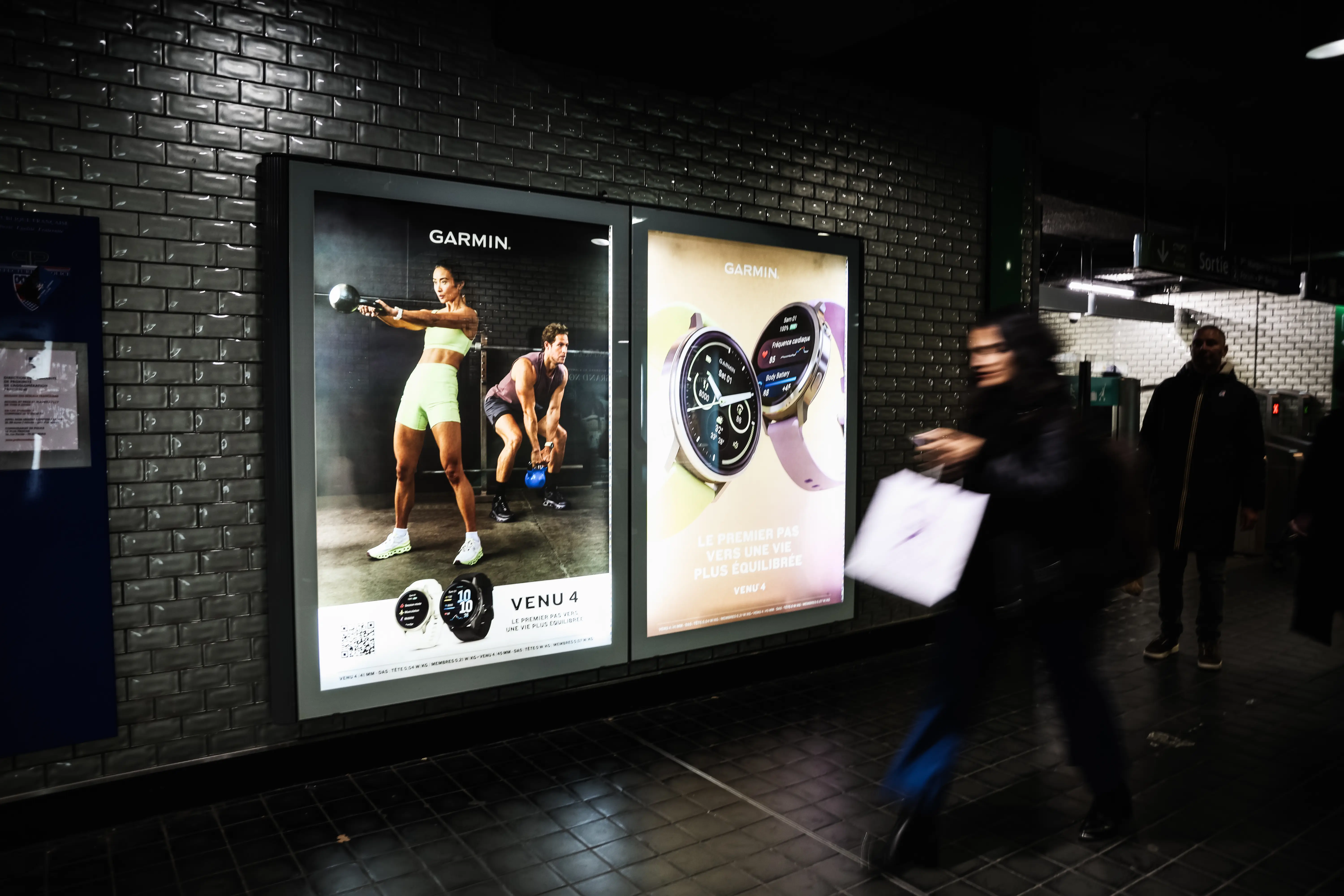 Campagne d’affichage Garmin Venu 4 à Paris – montre connectée Garmin en environnement urbain
